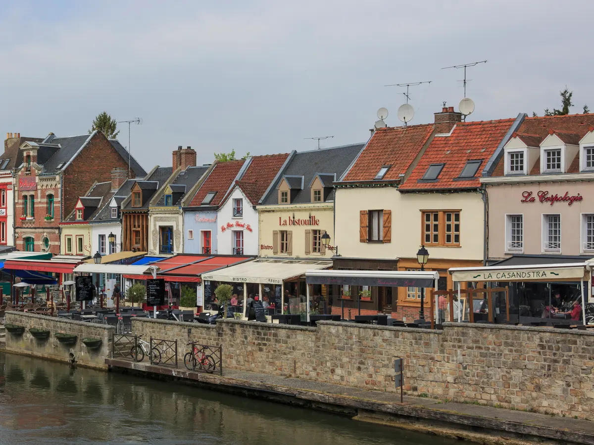 Amiens : les maisons colorées du quai Bélu dans le quartier Saint-Leu