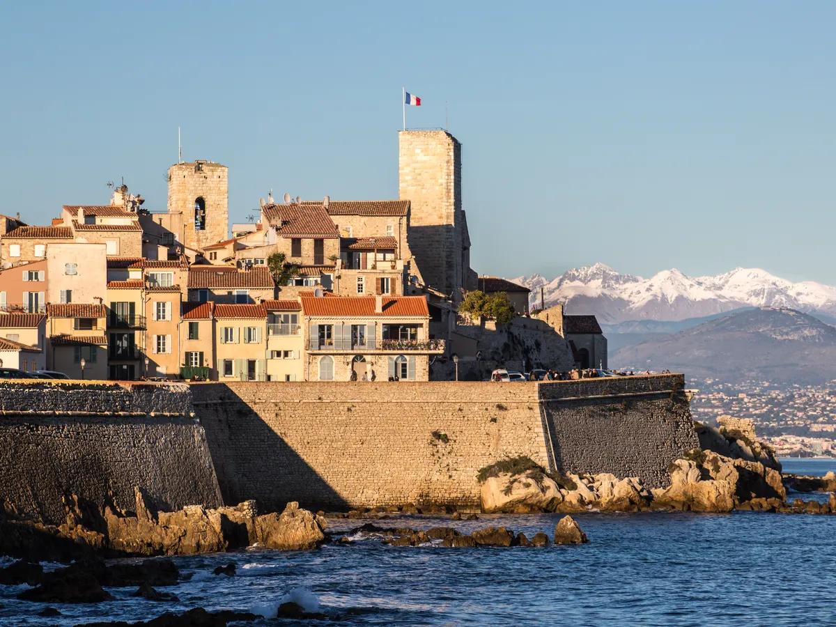 Antibes : les remparts et la vieille ville au bord de la Méditerranée
