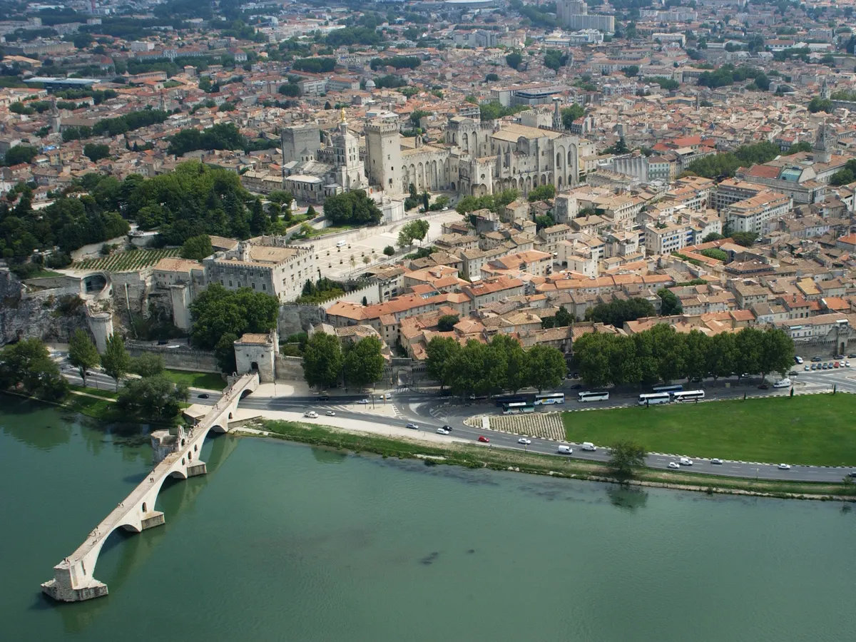 Avignon : vue aérienne du palais des Papes et du pont Saint-Bénézet