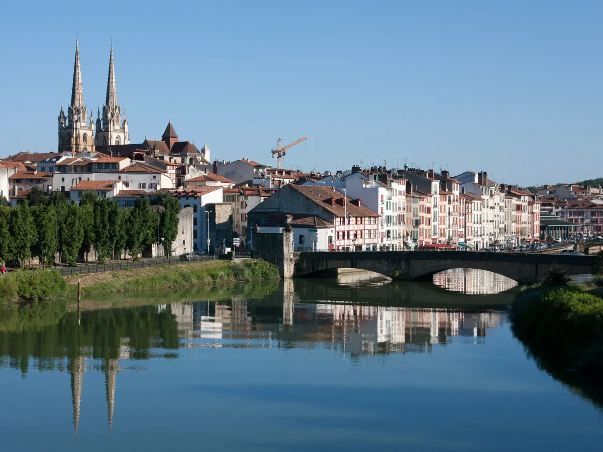 Bayonne : les quais de la Nive et les maisons du centre historique