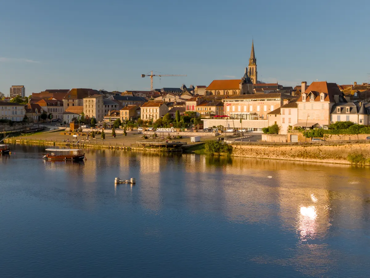 Bergerac : les quais de la Dordogne et la vieille ville en fin d'après-midi