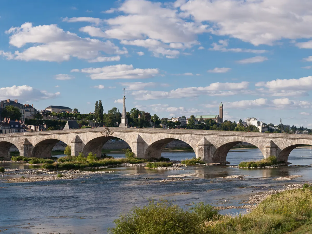 Blois : le pont Jacques-Gabriel sur la Loire et la ville