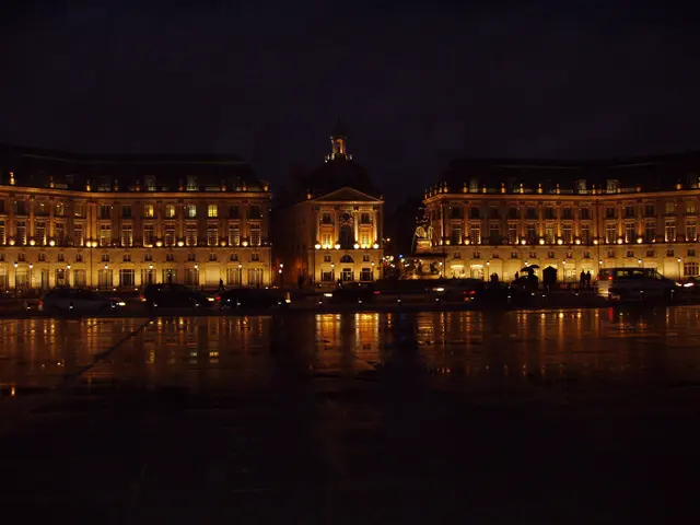Bordeaux : la place de la Bourse illuminée la nuit, reflétée dans le miroir d'eau