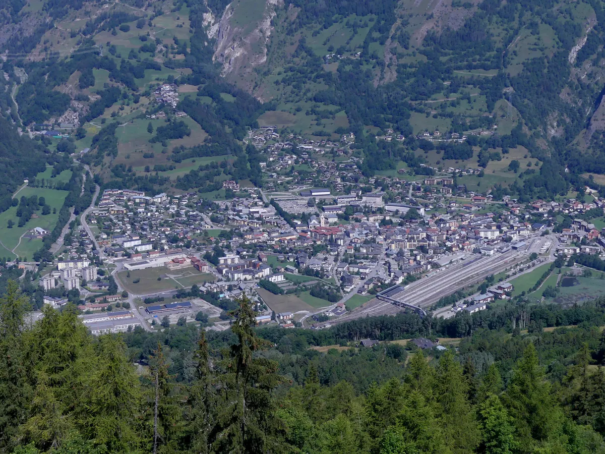 Bourg-Saint-Maurice : la ville dans la vallée de la Tarentaise vue depuis les Arcs