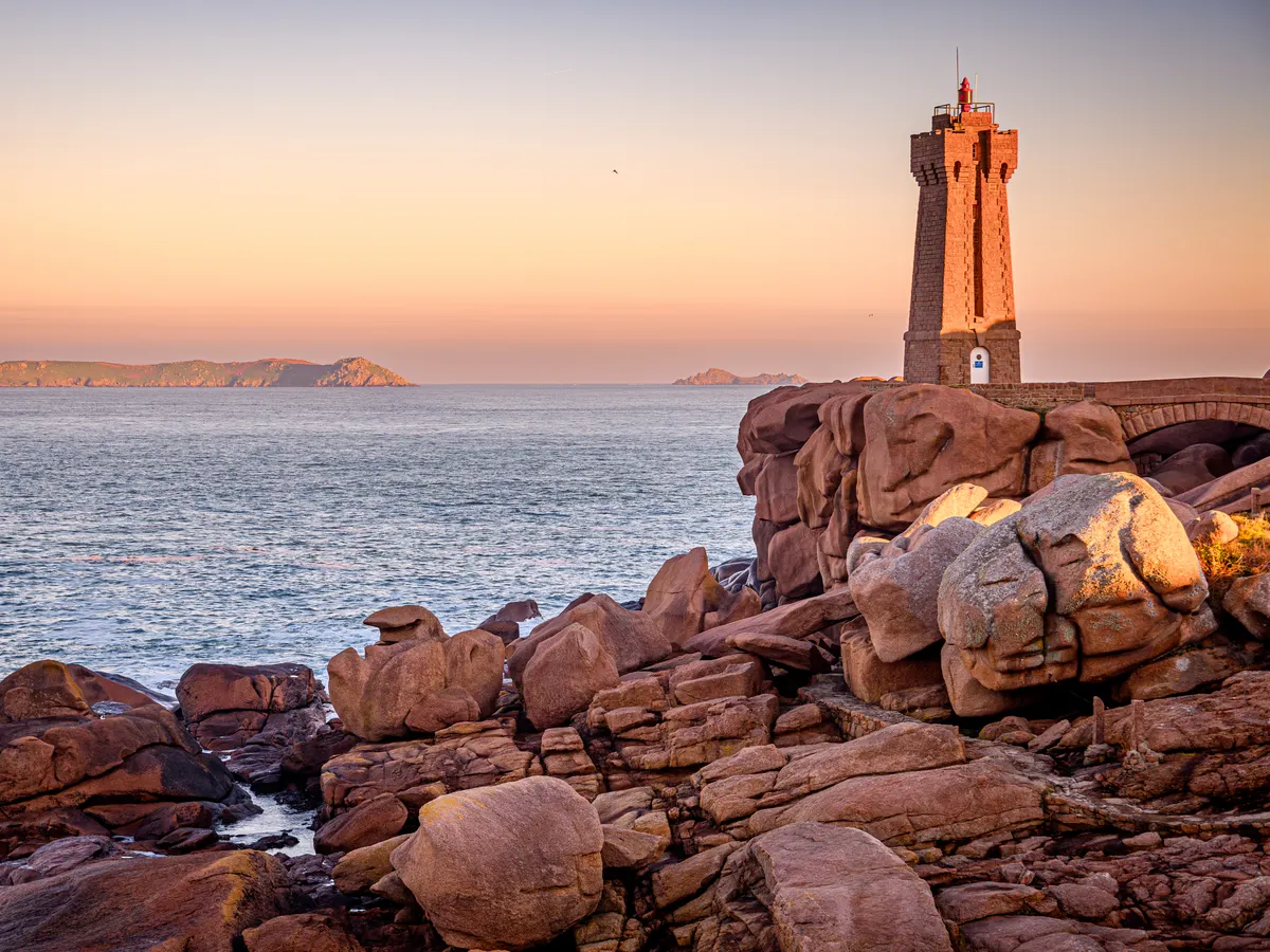 Bretagne : le phare de Ploumanac'h sur la côte de granit rose