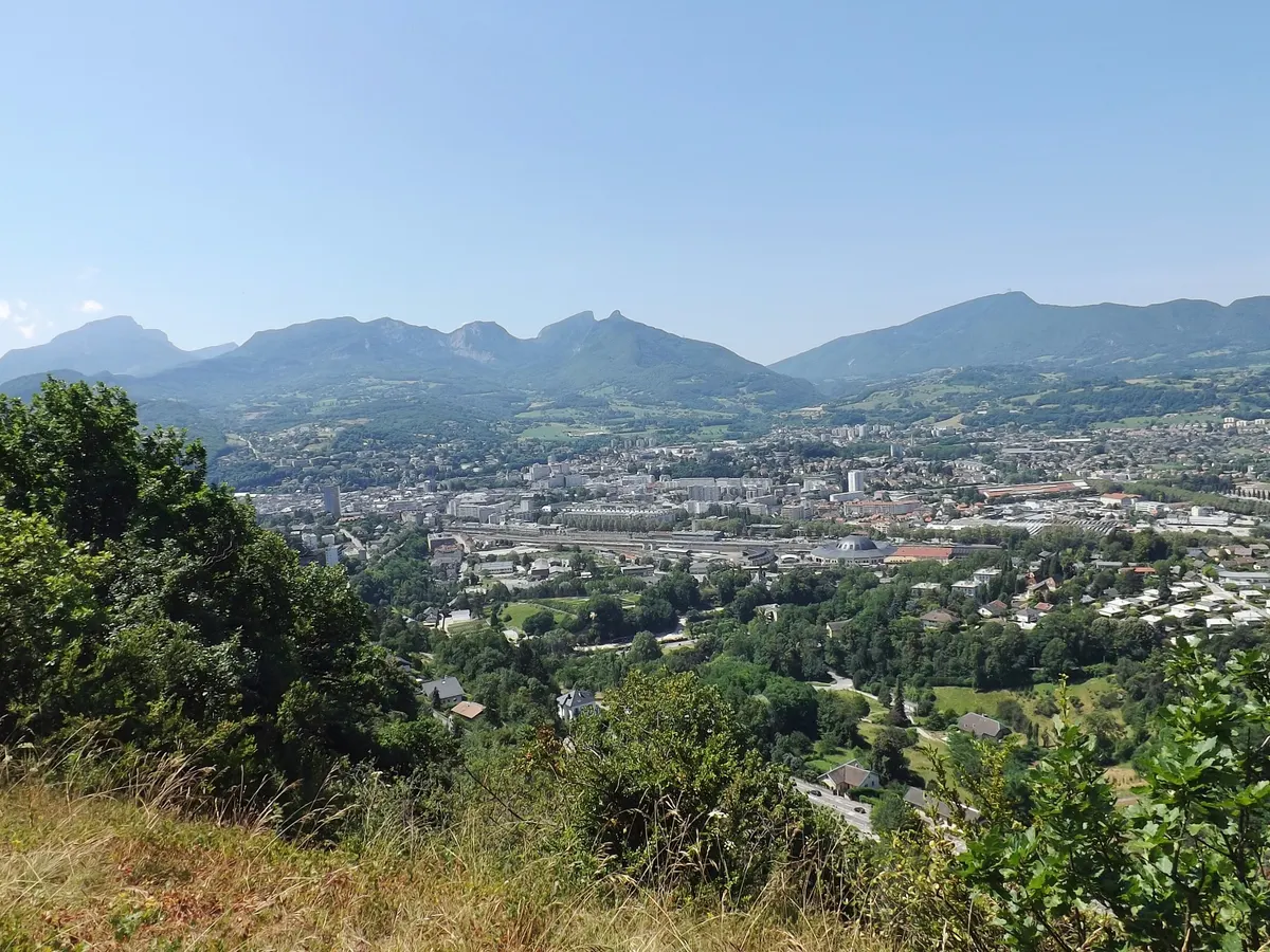 Chambéry : la ville dans sa vallée vue depuis les Monts