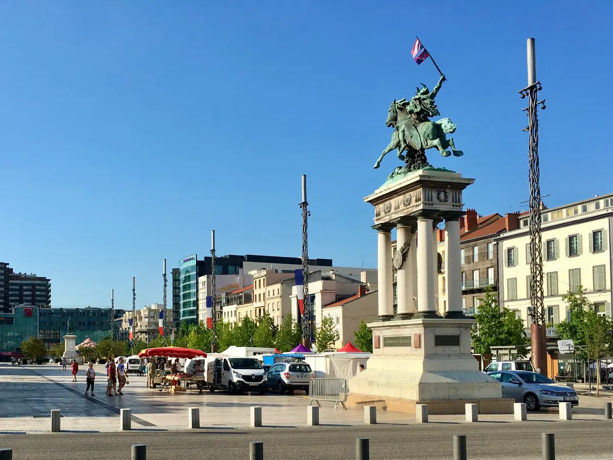 Clermont-Ferrand : la place de Jaude et la statue de Vercingétorix
