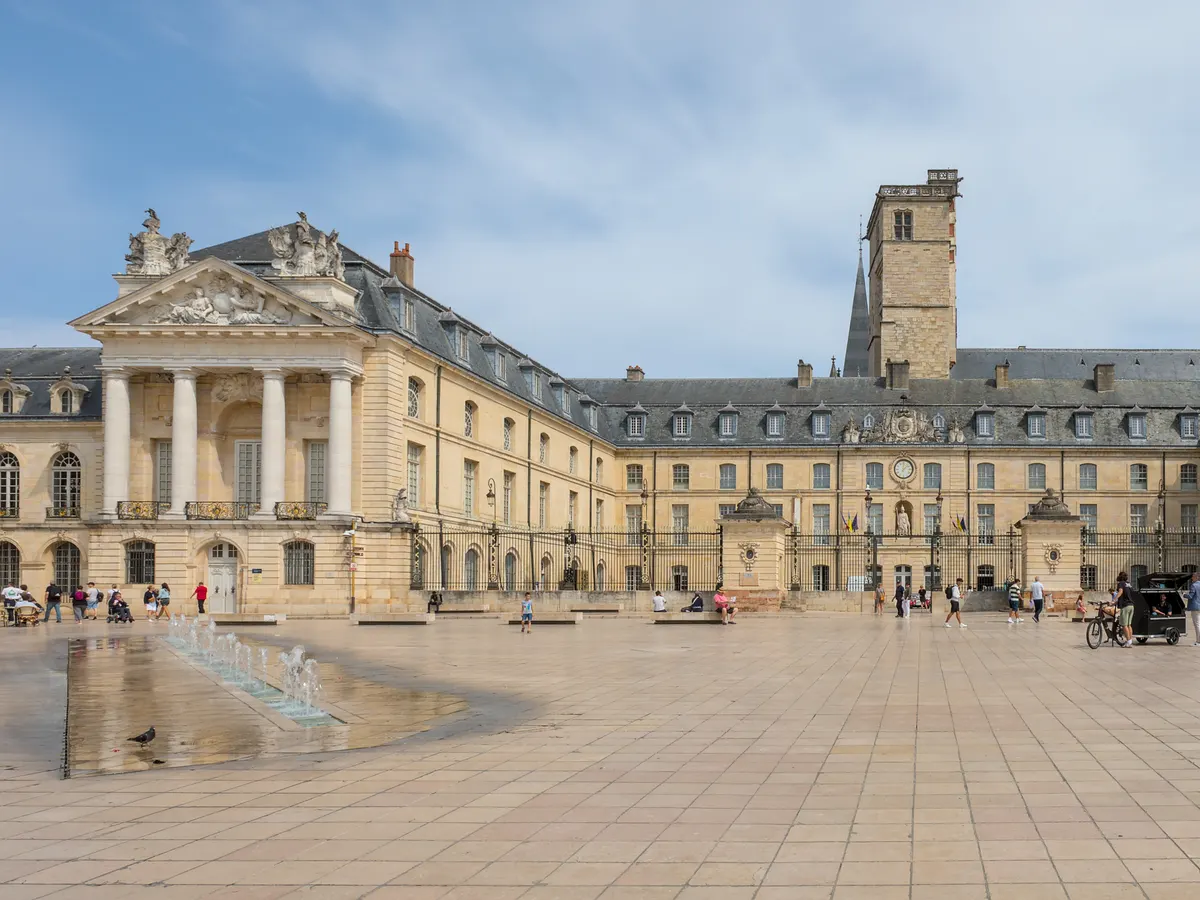 Dijon : le palais des ducs de Bourgogne et la place de la Libération