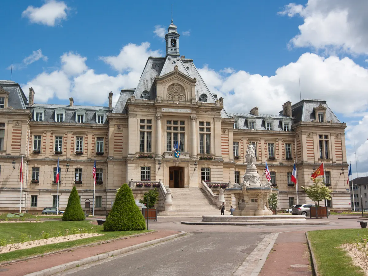 Évreux : l'hôtel de ville et son parvis