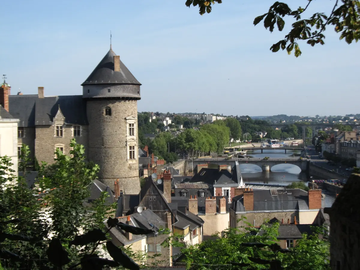 Laval : le Vieux-Château au-dessus de la Mayenne
