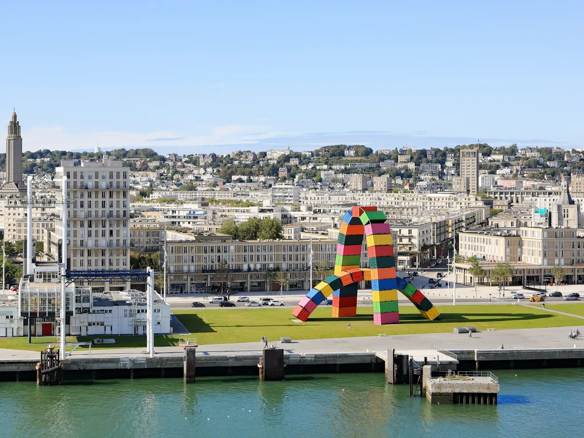Le Havre : le bassin du Commerce et le Volcan vus depuis le centre reconstruit