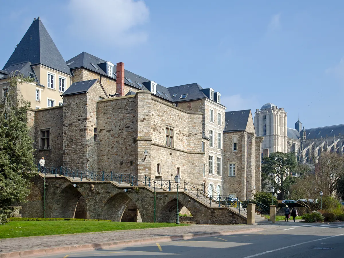 Le Mans : les remparts et les maisons de la cité Plantagenêt