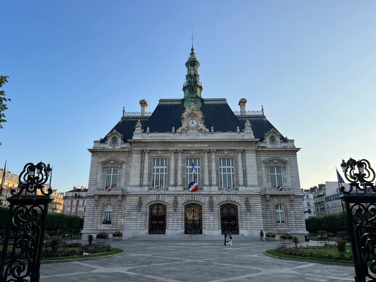Levallois-Perret : la façade de l'hôtel de ville