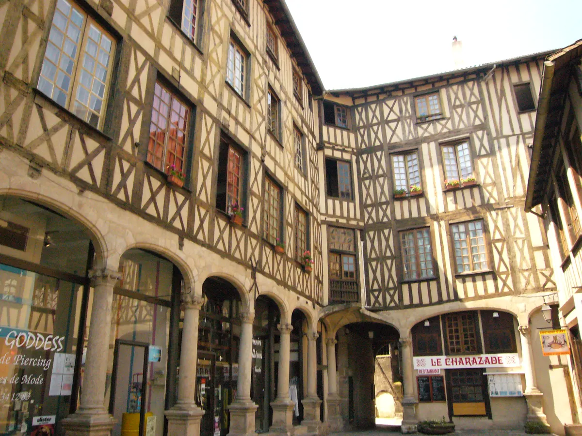 Limoges : la cour du Temple et ses maisons à colombages
