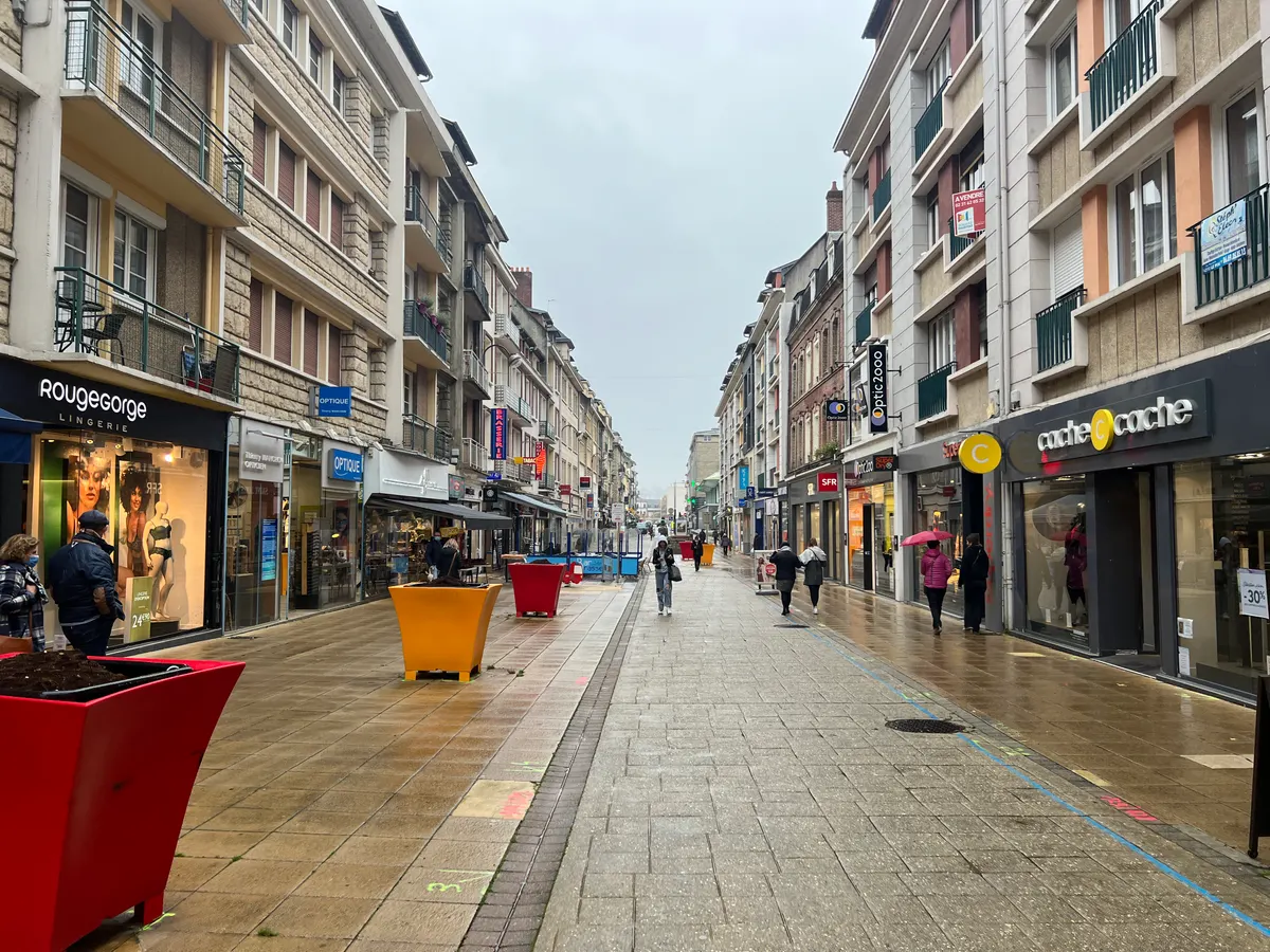 Lisieux : la rue Pont-Mortain et ses commerces