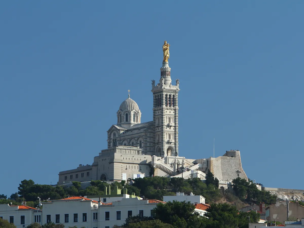 Marseille : la basilique Notre-Dame de la Garde dominant la ville