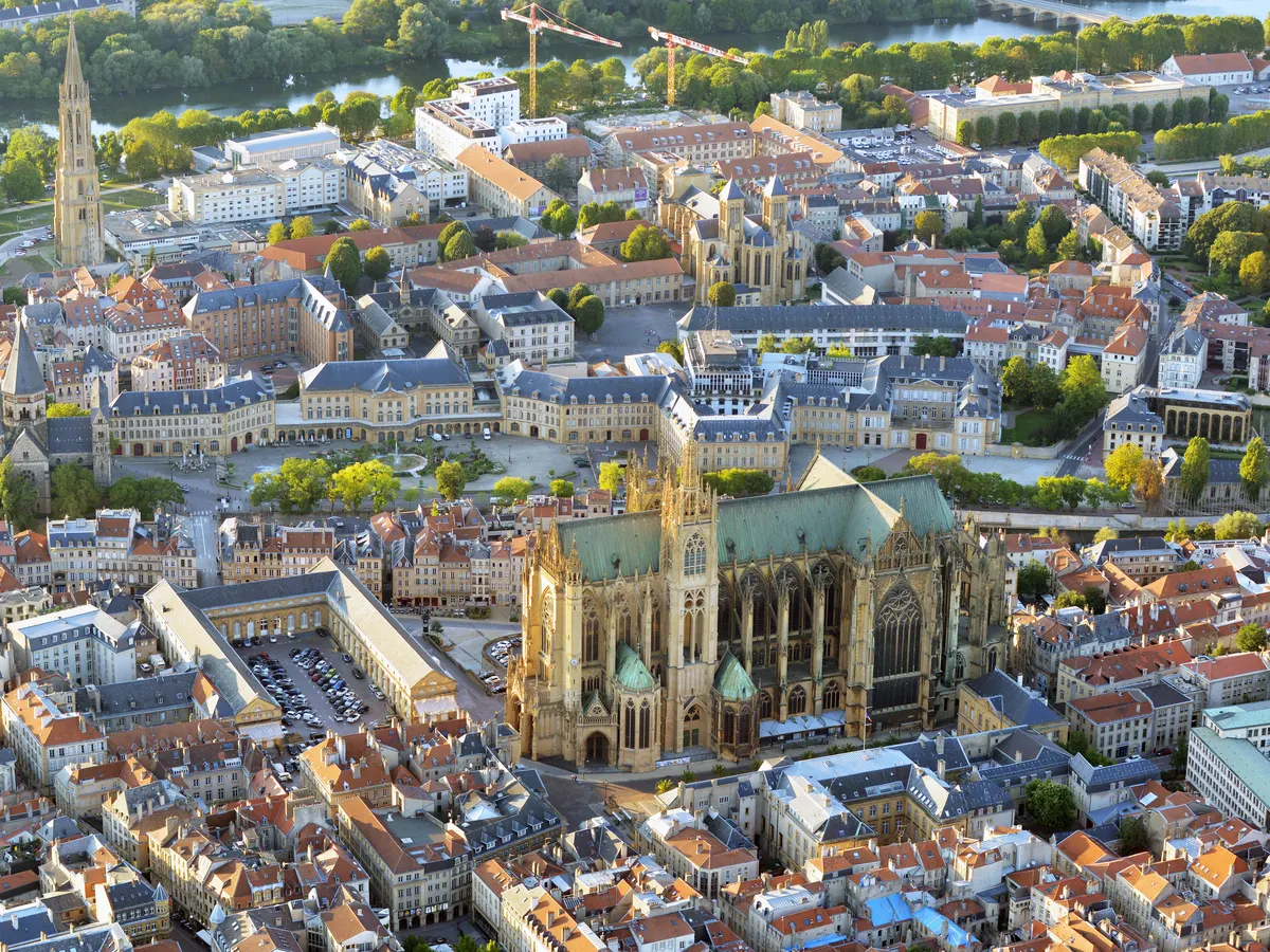 Metz : vue aérienne du centre-ville et de la cathédrale Saint-Étienne