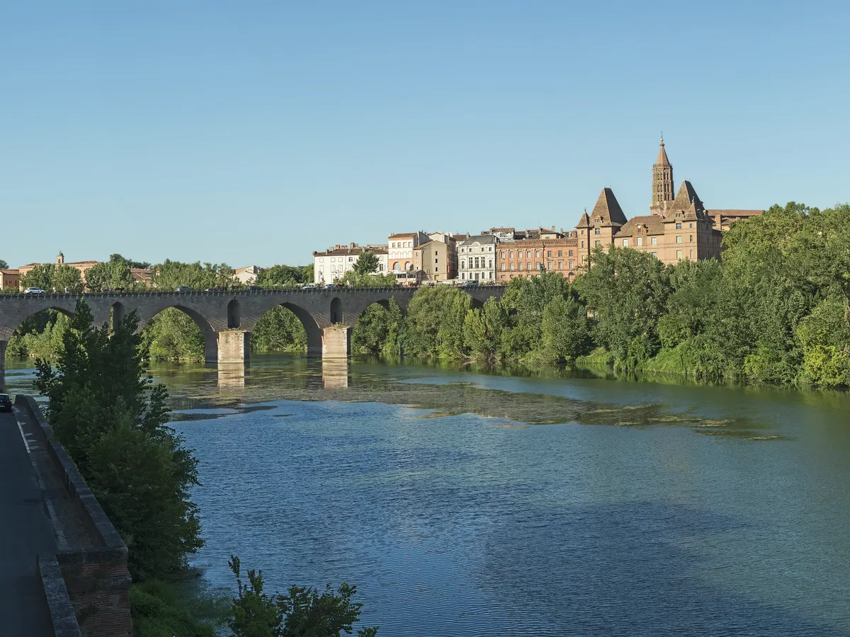 Montauban : le Pont-Vieux sur le Tarn et la ville en brique