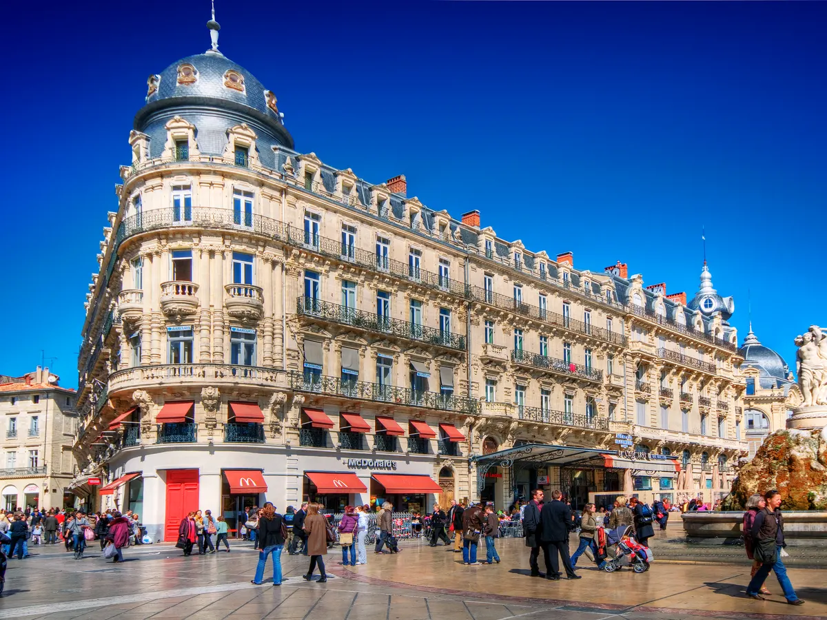 Montpellier : la place de la Comédie et ses façades haussmanniennes