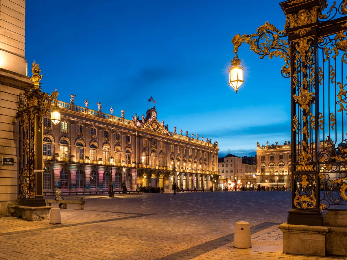 Nancy : la place Stanislas et ses grilles dorées à la tombée de la nuit
