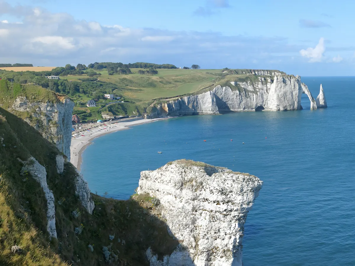 Normandie : les falaises d'Étretat et la chapelle Notre-Dame-de-la-Garde