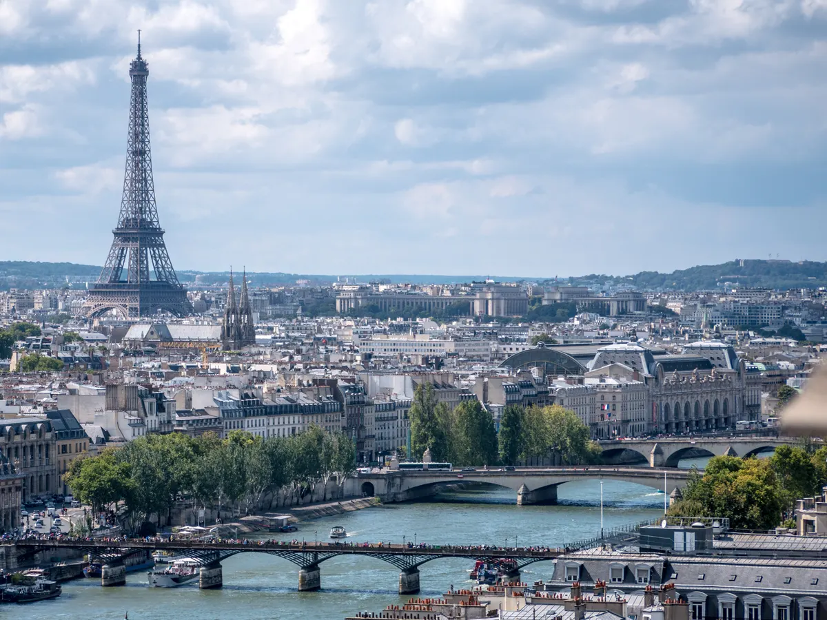 Paris : la tour Eiffel et la Seine vues depuis la tour Saint-Jacques
