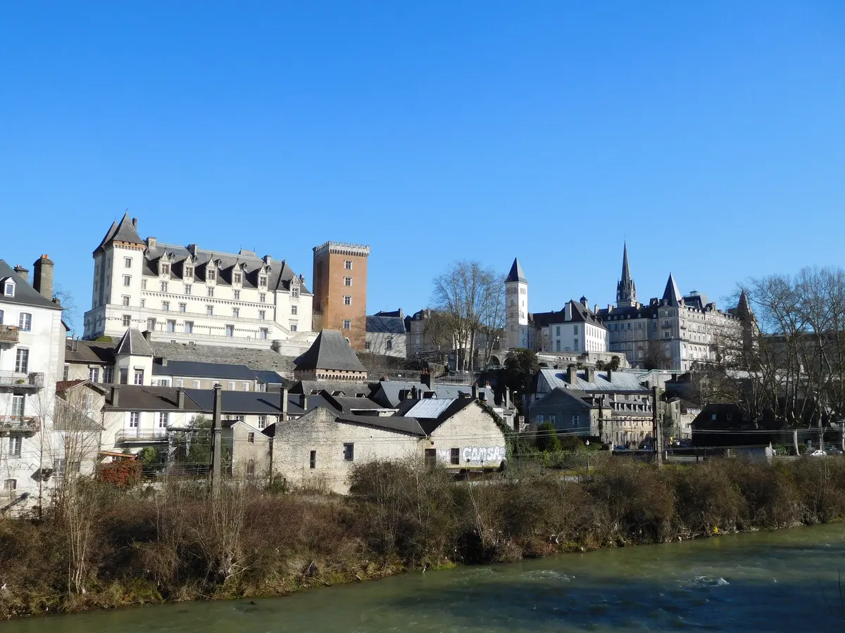 Pau : le château de Pau au-dessus du gave