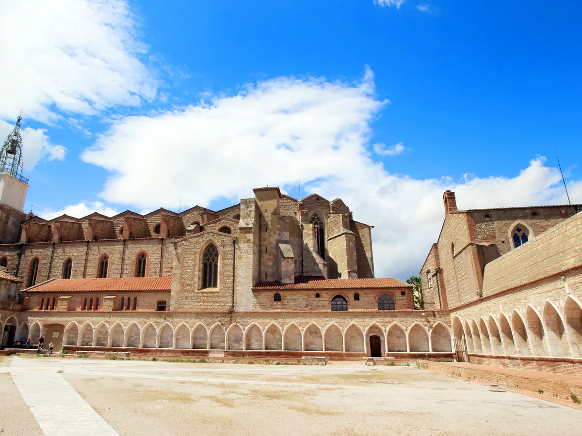 Perpignan : la cour du Campo Santo, cloître-cimetière de la cathédrale