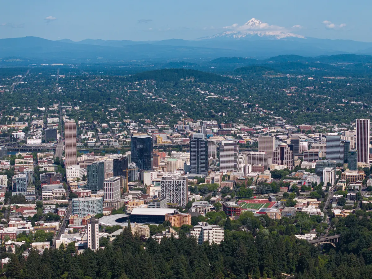 Portland: aerial view of the city with Mount Hood in the distance