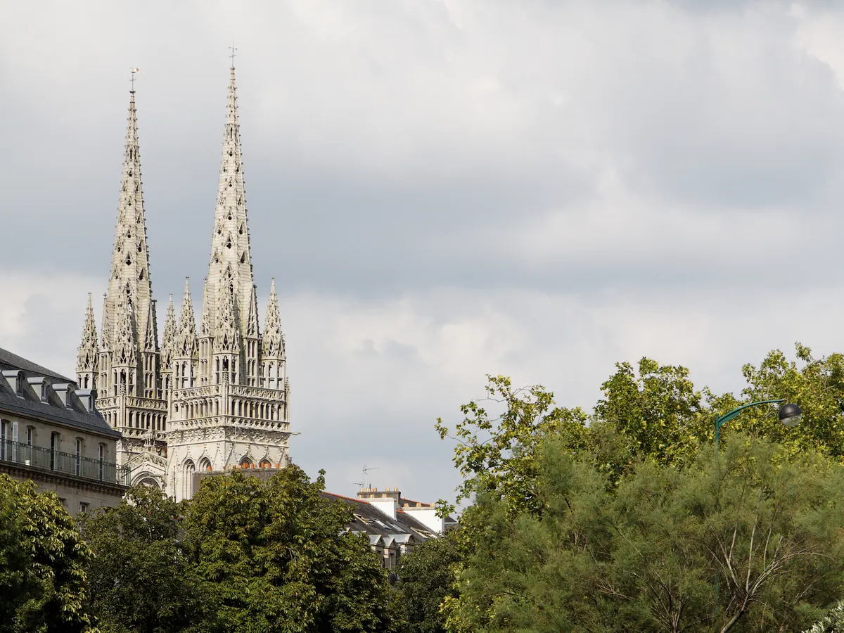 Quimper : la cathédrale Saint-Corentin vue depuis les quais de l'Odet