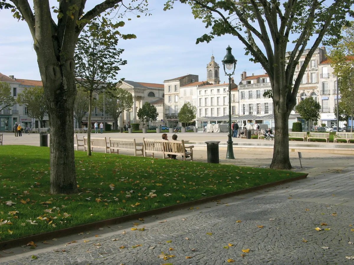 Rochefort : la place Colbert et sa fontaine