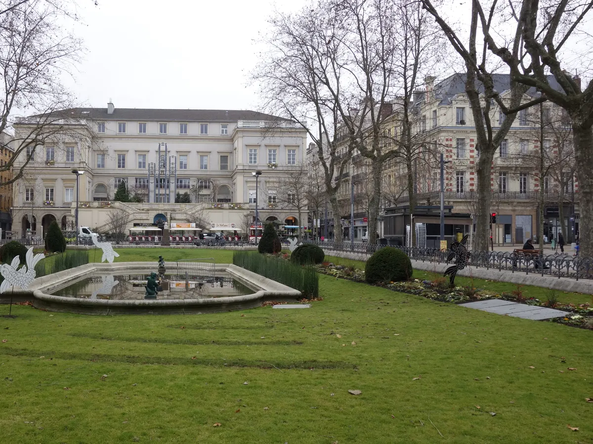 Saint-Étienne : l'hôtel de ville vu depuis la place Jean-Jaurès