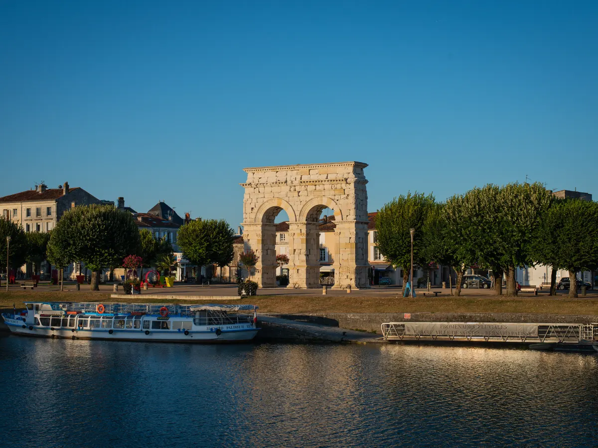 Saintes : l'arc de Germanicus au bord de la Charente