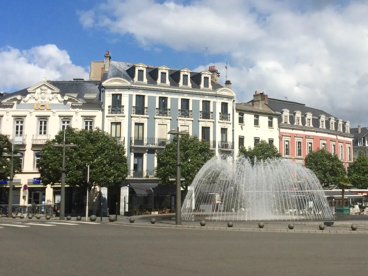Tarbes : la place de Verdun et sa fontaine