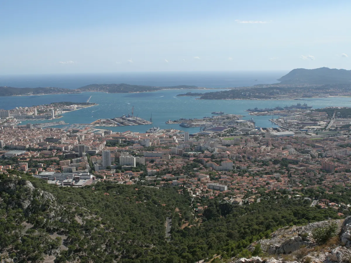 Toulon : la petite rade et le port vus du mont Faron