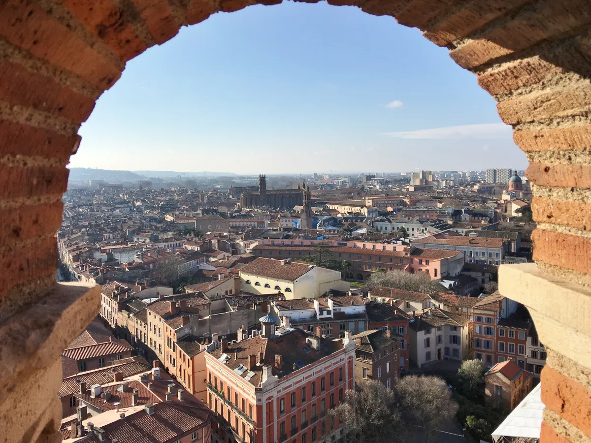 Toulouse : les toits de la ville rose vus depuis la basilique Saint-Sernin