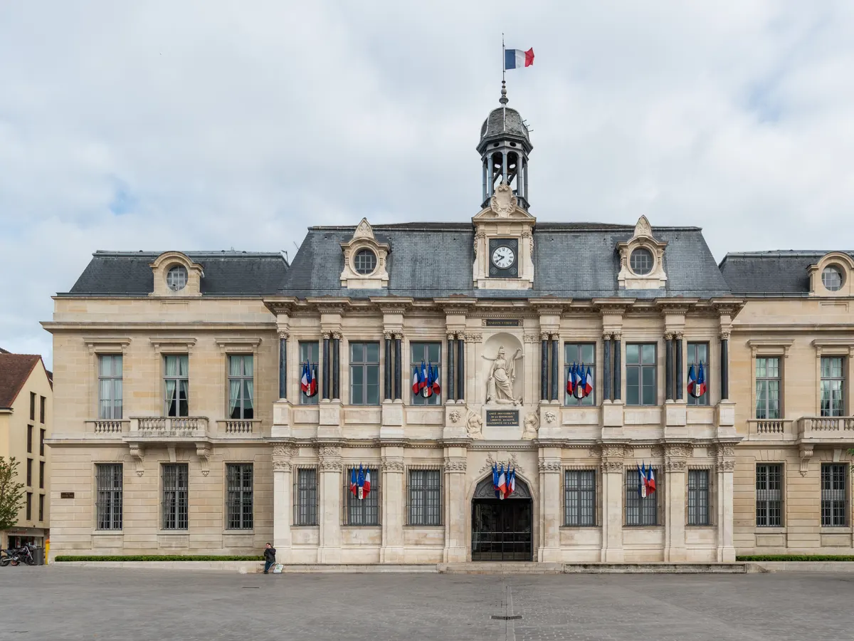 Troyes : l'hôtel de ville sur la place Alexandre-Israël