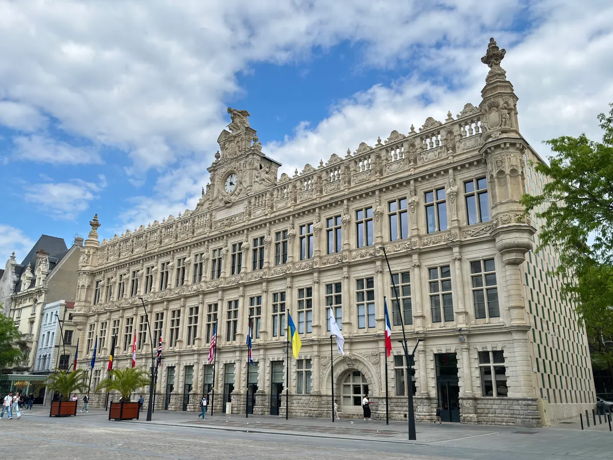 Valenciennes : la façade de l'hôtel de ville sur la place d'Armes