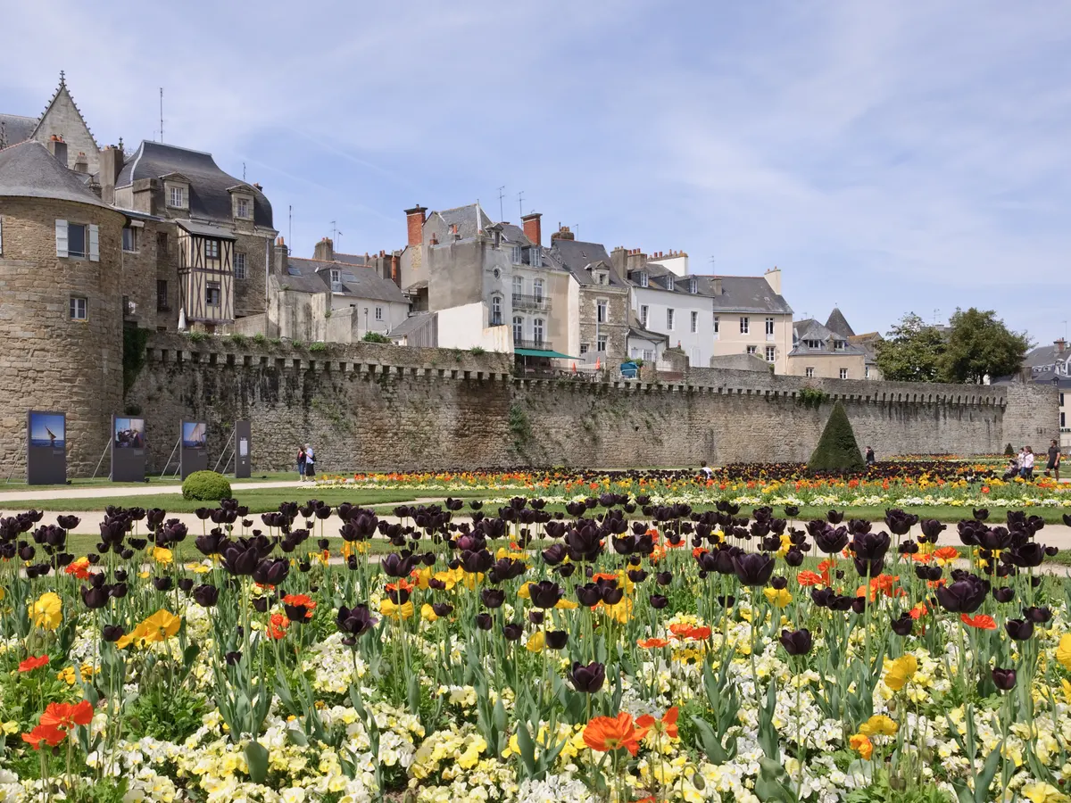 Vannes : les remparts et les jardins fleuris de la vieille ville
